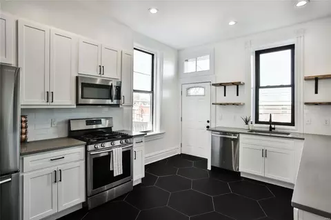Kitchen - 3023 Saint Vincent Ave, Saint Louis, MO 63104 photo 4 of 7