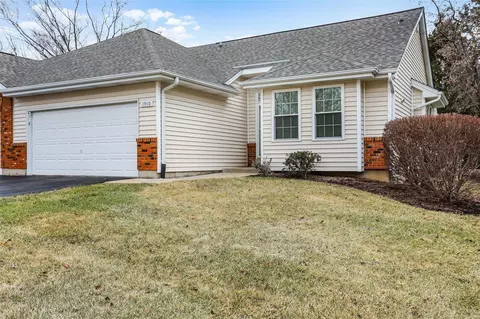 1910 King Arthur Ct, Saint Louis, MO 63146
