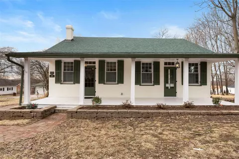 359 Rue Saint Jean St, Florissant, MO 63031