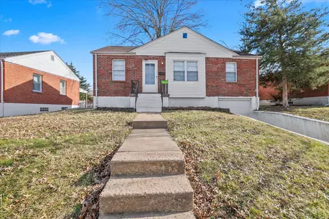 9020 Southview Ln, Saint Louis, MO 63123