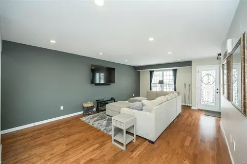 Living - 646 Clear Creek Ct, Ballwin, MO 63021 photo 2 of 4