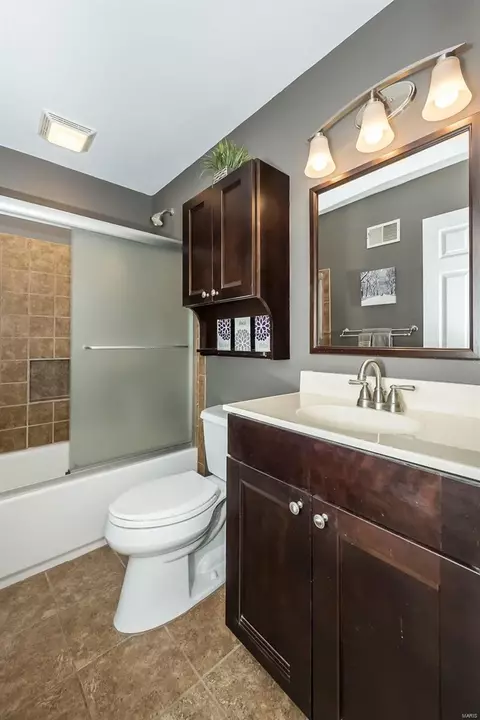 Bath - 646 Clear Creek Ct, Ballwin, MO 63021 photo 2 of 3