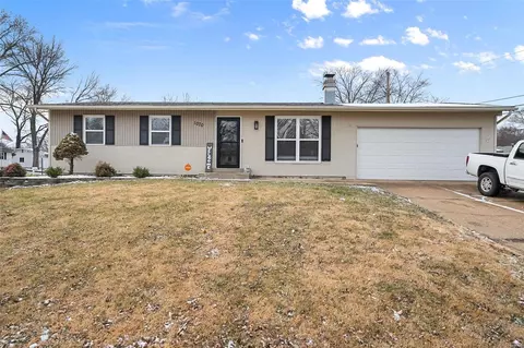 1070 N Park Ln, Florissant, MO 63031