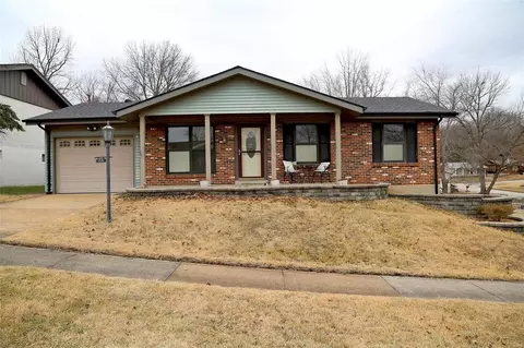 713 Stonesign Dr, Fenton, MO 63026