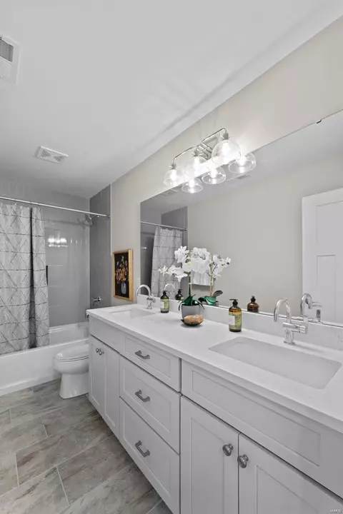 Bath - 237 E Jackson Rd, Webster Groves, MO 63119 photo 3 of 4
