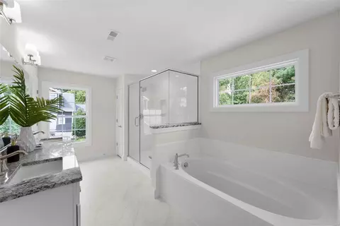 Bath - 237 E Jackson Rd, Webster Groves, MO 63119 photo 2 of 4