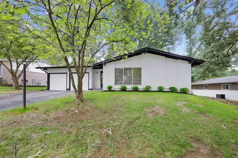 11148 Glacier Dr, Saint Louis, MO 63146