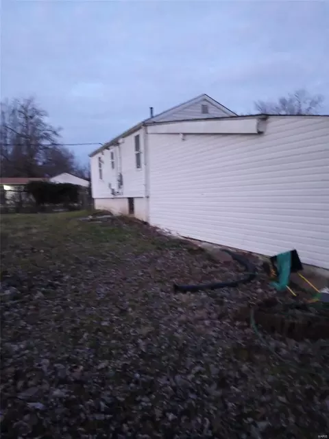 10153 Earl Dr, Saint Louis, MO 63136