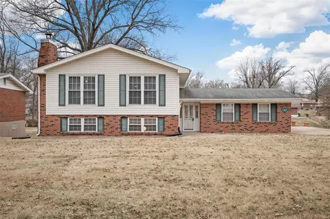 141 Green Acres Rd, Saint Louis, MO 63137