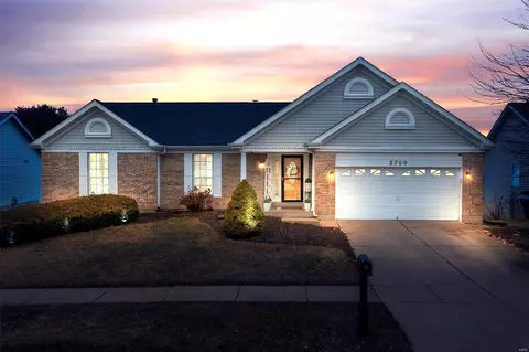 3709 Av De Paris Dr, Florissant, MO 63034