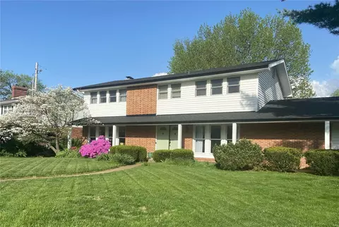 1 Oakland Hills Dr, Chesterfield, MO 63017