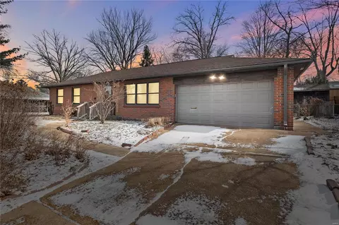 8 Bromley Dr, Saint Louis, MO 63135