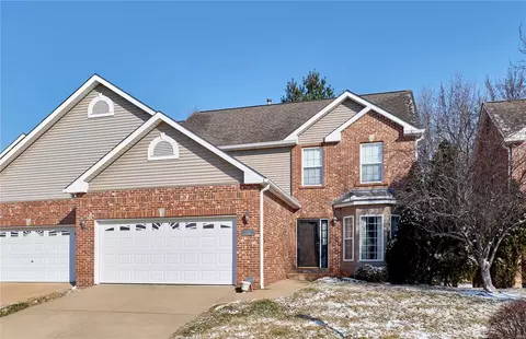 1281 Castle Gate Villas Dr, Olivette, MO 63132