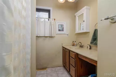 Bath - 3 Echo Ln, Centralia, IL 62801 photo 1 of 2