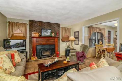 Living - 3 Echo Ln, Centralia, IL 62801 photo 2 of 4