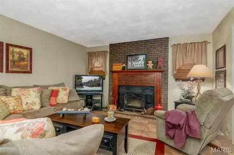 Living - 3 Echo Ln, Centralia, IL 62801 photo 1 of 4