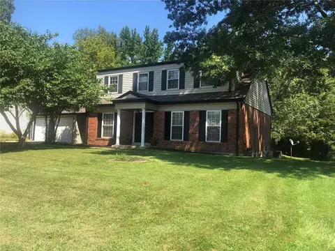 710 Gascogne Dr, Saint Louis, MO 63141