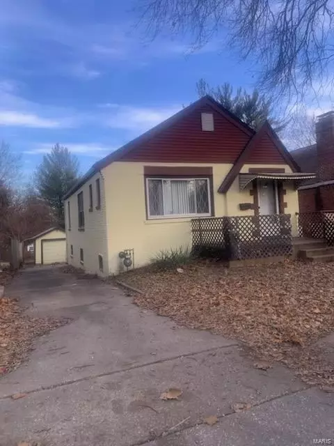 10056 Diamond Dr, Saint Louis, MO 63137