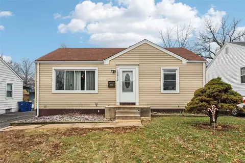 10812 Saint Francis Ln, Saint Ann, MO 63074