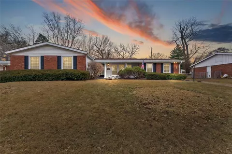 980 Saddle Dr, Florissant, MO 63033