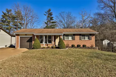 38 May Valley Ln, Fenton, MO 63026