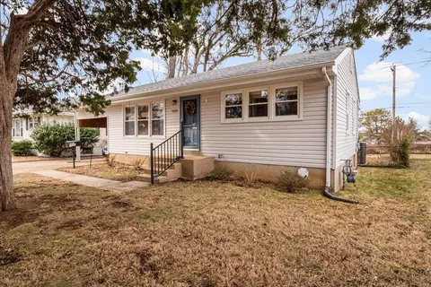 1125 Saint Patrice Ln, Florissant, MO 63031