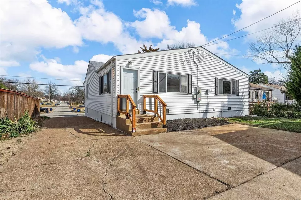 Exterior - 10076 Baltimore Ave, Saint Ann, MO 63074 photo 2 of 4