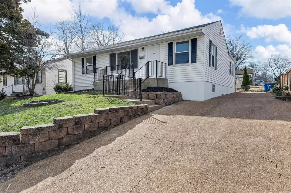 Exterior - 10076 Baltimore Ave, Saint Ann, MO 63074 photo 3 of 4