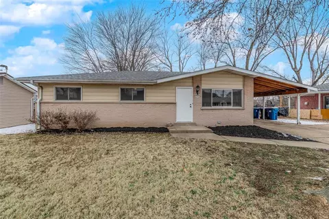 2723 Lakeport Dr, Maryland Heights, MO 63043