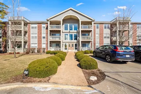 5376 N Kenrick Parke Dr #301, Saint Louis, MO 63119