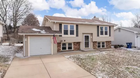 40 Oak Knoll Dr, Saint Peters, MO 63376