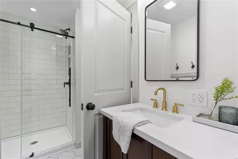 Bath - 615 Fairview Ave, Webster Groves, MO 63119 photo 4 of 5