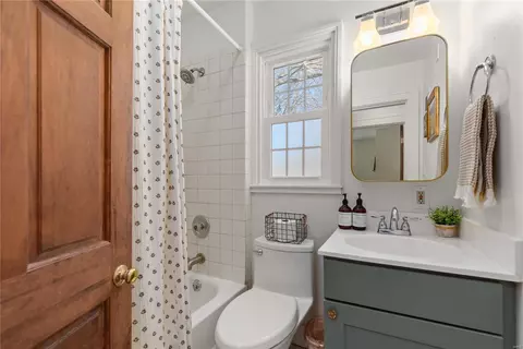 Bath - 615 Fairview Ave, Webster Groves, MO 63119 photo 2 of 5