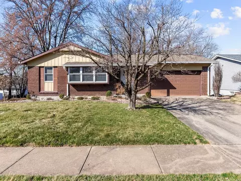 3001 Cherokee Ln, Saint Charles, MO 63301