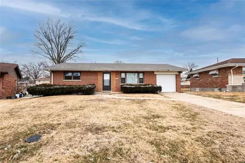 246 Woolwich Ln, Saint Louis, MO 63125