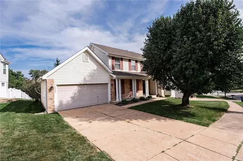 16462 Green Pines Dr, Wildwood, MO 63011