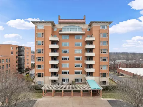 800 S Hanley Rd #1B, Clayton, MO 63105