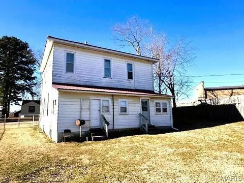 305 E Main St, Willow Springs, MO 65793 photo 2
