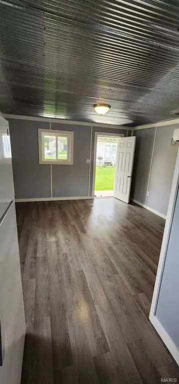 305 E Main St, Willow Springs, MO 65793 photo 9
