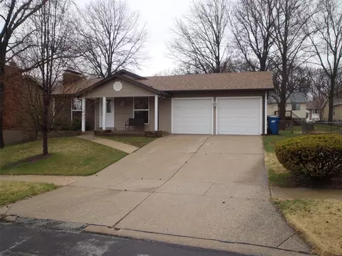 11971 Meadow Grove Ct, Maryland Heights, MO 63043