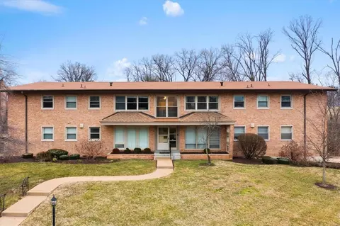 4 Delcrest Ct #203, Saint Louis, MO 63124