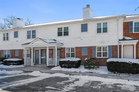 9174 Eager Rd, Saint Louis, MO 63144