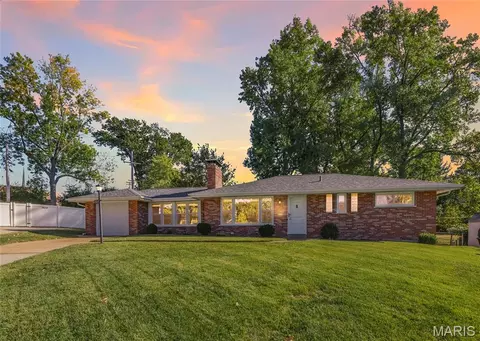 1800 Deborah Dr, Saint Louis, MO 63125