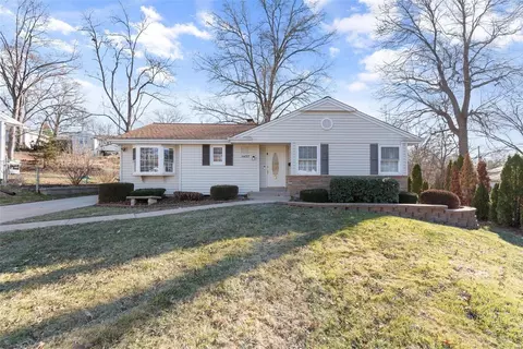 1457 Crossbrook Dr, Webster Groves, MO 63119