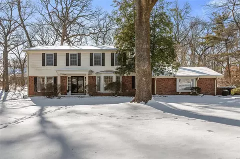 1611 Forest Aire St, Frontenac, MO 63131