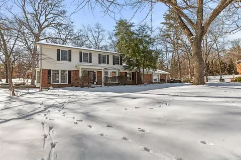 1611 Forest Aire St, Frontenac, MO 63131 photo 2