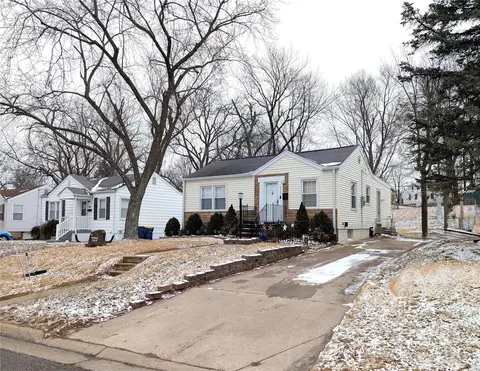 3522 San Jose Ln, Saint Ann, MO 63074