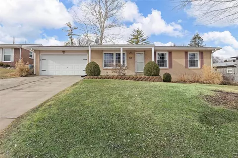 2605 Fair Oaks Dr, Saint Charles, MO 63301
