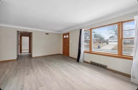 Living - 6 Sandringham Ln, Ferguson, MO 63135 photo 2 of 2