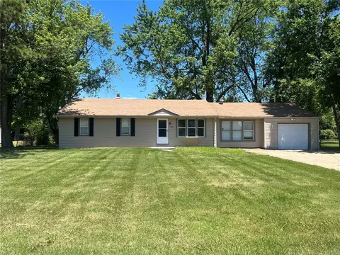 1027 Farmview Dr, Saint Louis, MO 63138